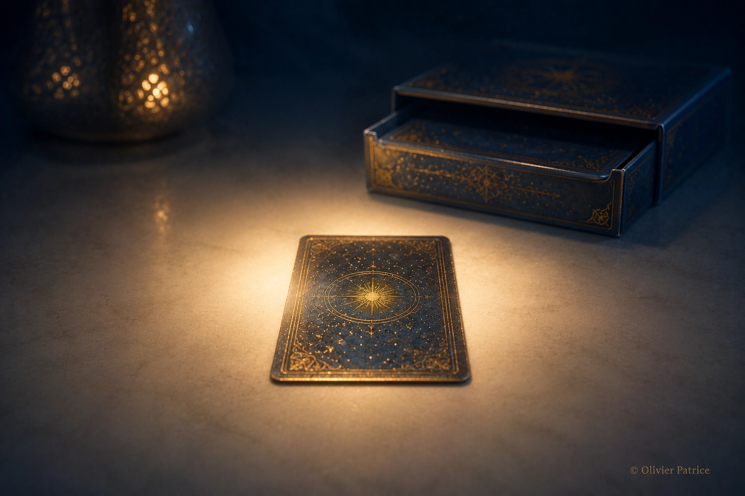 Premier tirage à une carte avec l'Oracle des dieux dans une ambiance bleu nuit et dorée